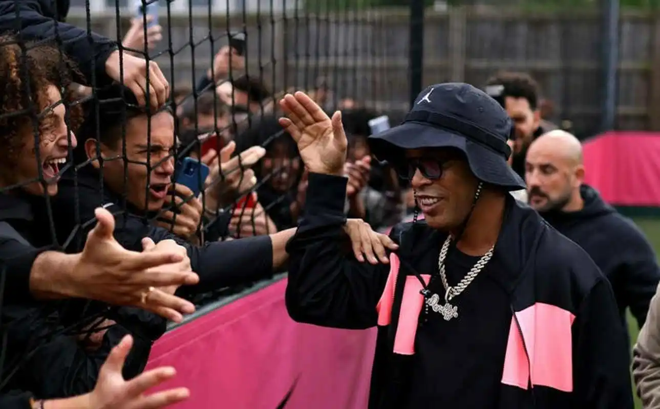 引了全球足 引了全球足